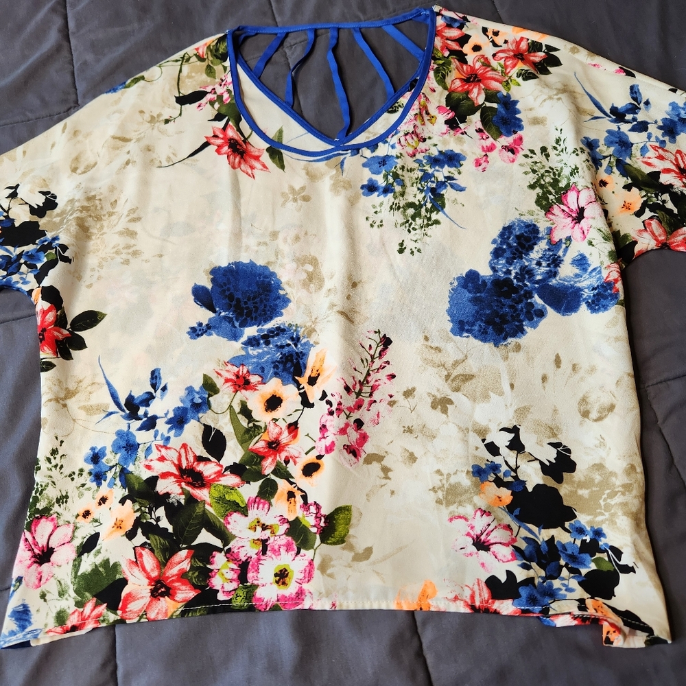 Bobeau Round Neck Floral Top
